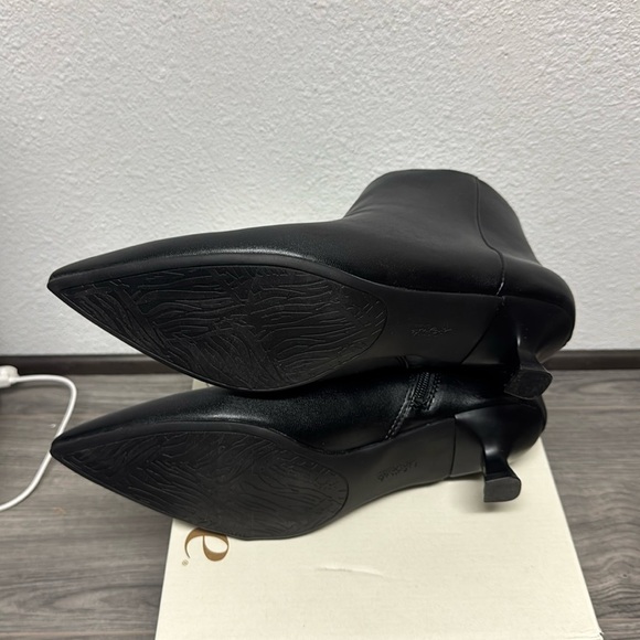 LifeStride Maya Ankle Bootie In Black (WIDE) - Picture 4 of 8